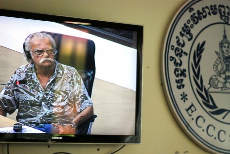 Veteran war photographer Al Rockoff gives witness testimony at the Khmer Rouge tribunal on Monday. Mr. Rockoff, who took some of the most iconic images of the fall of Phnom Penh in 1975, described his experiences in detail at the court. (Lauren Crothers/The Cambodia Daily)