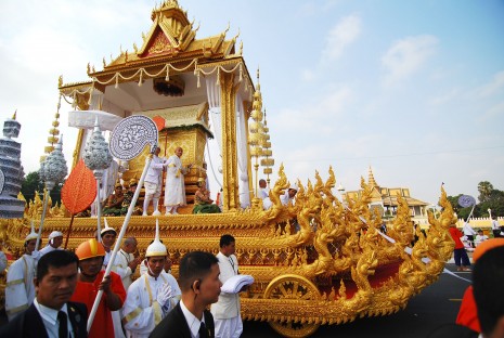 The funeral procession for the late King Father Norodom Sihanouk moves along Sisowath Quay on Friday on his final journey before coming to rest at the cremation site adjacent to the Royal Palace. (Lauren Crothers/The Cambodia Daily)