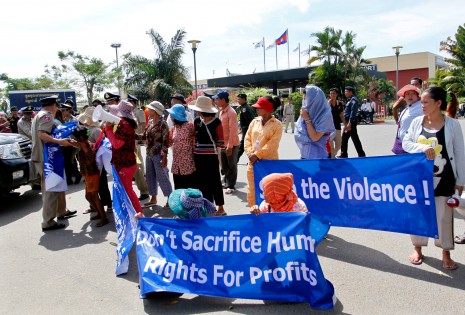 Police break up a protest that blocked access to Phnom Penh International Airport on Wednesday. (Siv Channa)