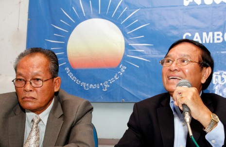 SRP lawmaker Kong Korm, left, and opposition CNRP acting president Kem Sokha speak at a press conference in Phnom Penh on Wednesday. (Siv Channa)