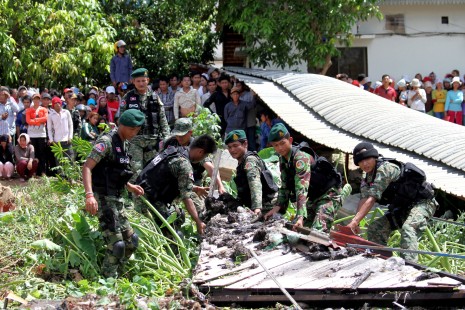 Soldiers from Prime Minister Hun Sen's bodyguard unit remove parts of a dining hall that collapsed Monday on the premises of the Top World Garment factory in Phnom Penh. (Siv Channa)