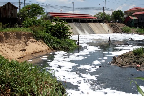 Waste water leaves the Boeng Trabek pumping station and flows into Boeng Tampoun. (Siv Channa)