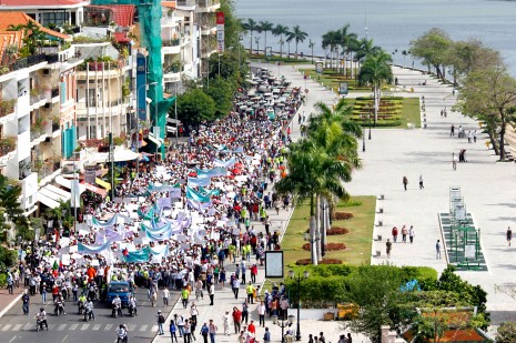 Several thousand workers march down Phnom Penh’s Sisowath Quay on Wednesday, demanding higher wages, stronger protection of their rights and reform of the country’s judiciary. (Siv Channa)