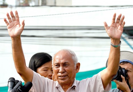 Chum Mey rallies protesters at a demonstration against opposition leader Kem Sokha in Phnom Penh on Sunday (Siv Channa)