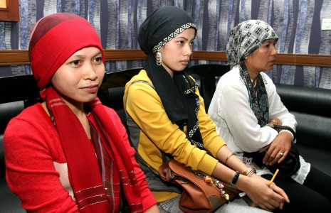 Three Cham Muslim women, who say they defected to the CPP from the Cambodia National Rescue Party, attend a press conference in Phnom Penh on Monday. (Siv Channa)