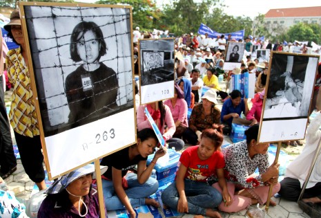 Protesters attend a rally against opposition leader Kem Sokha at Phnom Penh's Freedom Park on Sunday, demanding he apologize for allegedly claiming that Vietnam fabricated evidence that the Khmer Rouge killed thousands of people at Tuol Sleng prison. (Siv Channa)