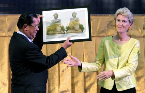 Prime Minister Hun Sen receives a portrait of two 10th-century Khmer statues from Emily Rafferty, president of the Metropolitan Museum of Art in New York, which returned the statues last week. (Siv Channa)