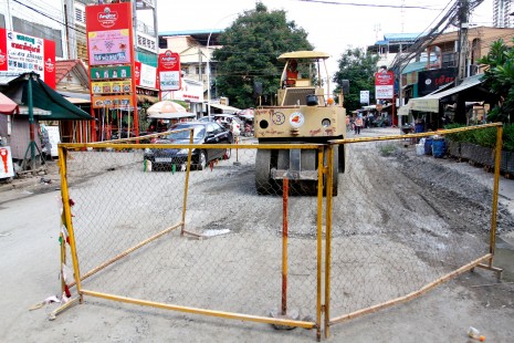 A steamroller begins repairing Phnom Penh's Street 63 on Thursday. (Simon Henderson/The Cambodia Daily)