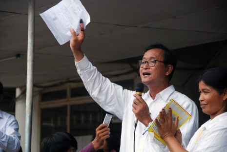 Opposition leader Sam Rainsy addresses a crowd of supporters ahead of the last national election in July 2008 in Phnom Penh. (Charles Fox)