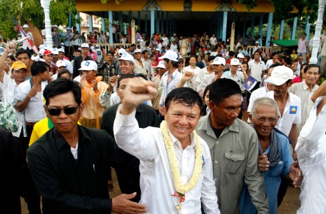 Opposition leader Kem Sokha rallies supporters in Kandal province. (Siv Channa)