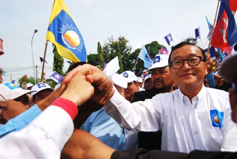 Opposition leader Sam Rainsy yesterday is engulfed by supporters as he arrives in Svay Rieng City on his first campaign stop of the day. (Lauren Crothers/The Cambodia Daily)