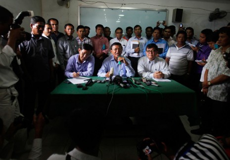 From left, CNRP spokesman Yim Sovann, opposition vice president Kem Sokha and chief whip Son Chhay hold a press conference on Monday to denounce preliminary results released by the National Election Committee. (Siv Channa)