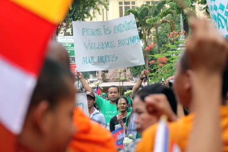 A man displays a banner calling for peace as hundreds of demonstrators gathered at Wat Phnom in Phnom Penh on Wednesday to urge the ruling CPP and opposition CNRP to find a nonviolent solution to the disputed results of the July 28 national election. (Siv Channa)