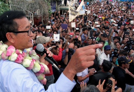Opposition leader Sam Rainsy addresses residents of Phnom Penh's Boeng Kak neighborhood on Monday. More than 3,000 families have been evicted from the site to make way for a massive real estate project headed by CPP Senator Lao Meng Khin. (Siv Channa)