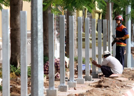 Laborers work on the initial stages of a wall being built around the National Assembly in Phnom Penh on Tuesday. (Siv Channa)