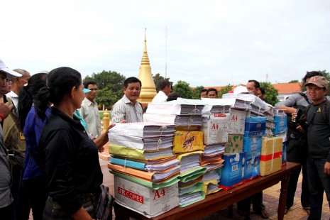 People gather outside the Royal Palace in Phnom Penh on Saturday to deliver a petition bearing tens of thousands of signatures asking King Norodom Sihamoni not to convene the National Assembly this morning. (Siv Channa)