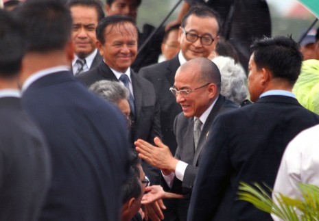 From left: CNRP vice president Kem Sokha and president Sam Rainsy attend the return from China of King Norodom Sihamoni at Phnom Penh International Airport on Wednesday. The King is to convene the first session of the National Assembly on September 23 despite threats by the opposition to boycott the event. (Siv Channa)