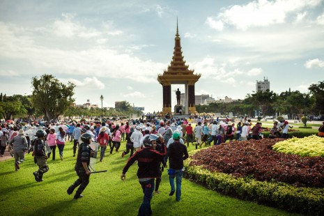 Workers from the SL Garment Factory flee from riot police after demonstrating in front of Prime Minister Hun Sen's house in Phnom Penh on Monday. About 2,000 workers gathered outside the prime minister's residence to appeal for his help in resolving their labor issues around pay and management at the factory. (Thomas Cristofoletti/Ruom)