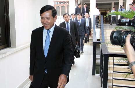 CPP Secretary of State Prum Sokha is trailed by four other members of the ruling party delegation Tuesday as they prepare to meet five CNRP lawmakers-elect for negotiations aimed at breaking the post-election political deadlock. (Siv Channa)