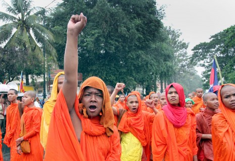 Monks protest in front of Phnom Penh's Chaktomuk Conference Hall on Tuesday morning after marching from a CNRP demonstration at Freedom Park. The monks besieged the hall, at which senior Buddhist clergy were hosting an annual conference, to demand that Great Supreme Patriarch Tep Vong call on the CPP government to take action over the theft of Buddha relics last week. (Siv Channa)