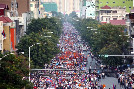 Tens of thousands of opposition supporters march on Mao Tse Toung Boulevard on Sunday, the eighth consecutive day of street rallies in Phnom Penh to demand the resignation of Prime Minister Hun Sen. (Siv Channa)