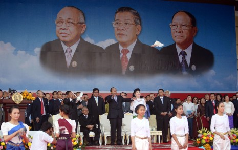 Prime Minister Hun Sen, center, and CPP National Assembly President Heng Samrin release doves at a ceremony Tuesday on Koh Pich in Phnom Penh to mark the 35th anniversary of the fall of the Khmer Rouge on January 7, 1979. (Siv Channa)