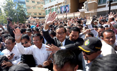 Jubilant supporters surround CNRP leaders Sam Rainsy and Kem Sokha as they exit the Phnom Penh Municipal Court on Tuesday, after being questioned over their alleged involvement in labor protests that turned violent on January 3. (Siv Channa)