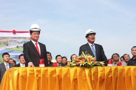 Prime Minister Hun Sen and Vietnamese Prime Minister Nguyen Tan Dung on Tuesday launch construction of the Chrey Thom bridge in Kandal province. (Alex Willemyns/The Cambodia Daily)
