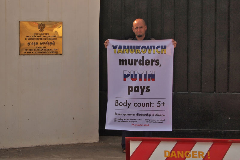 Andrei Sidorkin protests in front of the Russian Embassy in Phnom Penh. (Simon Henderson/The Cambodia Daily)
