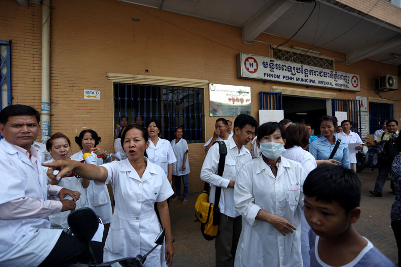 Medical professionals from the Phnom Penh Municipal Referral Hospital protest on Tuesday against the medical facility's relocation to a new, nearby location, which they believe is a part of a private "land swap." (Siv Channa)