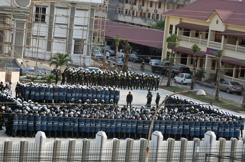 Military police take part in training exercises at their municipal headquarters in Phnom Penh's Pur Senchey district on Thursday morning. (Siv Channa)