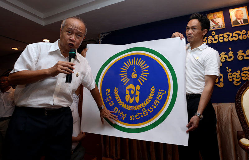 Prince Norodom Ranariddh unveils the logo of his new political party, the Community of Royalist People Party, on Sunday in front of about 200 supporters at Phnom Penh's Sunway Hotel. (Siv Channa)