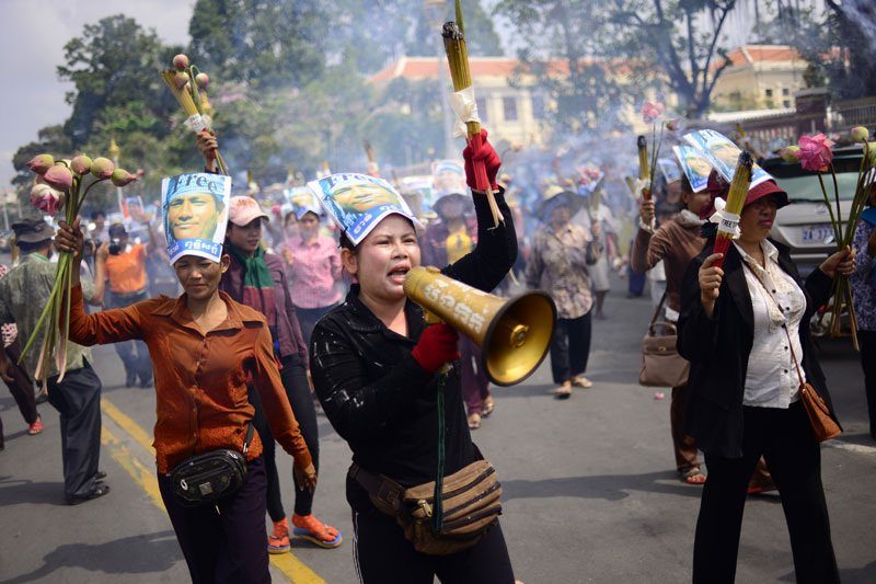 Land rights activists march through Phnom Penh on Friday, calling for the release from prison of 21 unionists, garment workers and activists, 13 of whom face trial next month for their role in labor strikes. (Lauren Crothers/The Cambodia Daily)