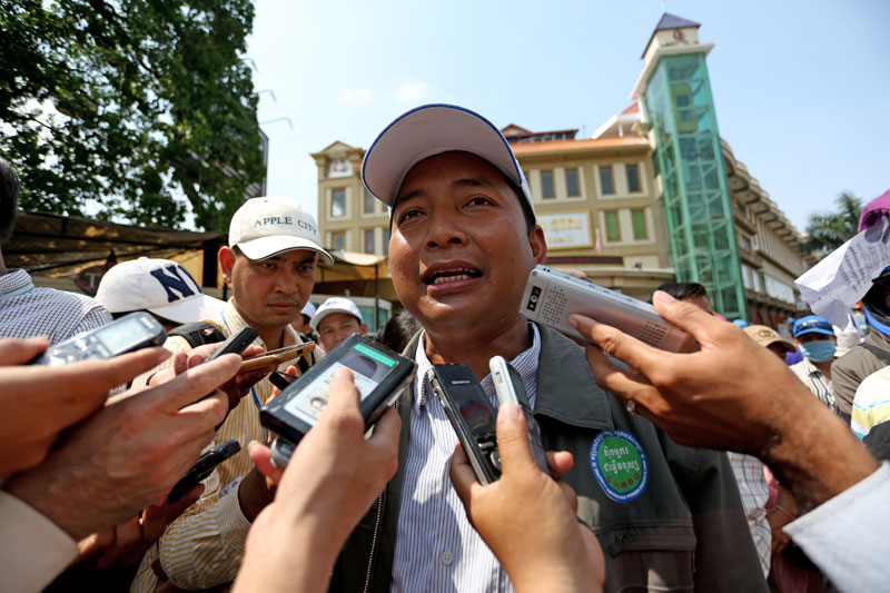 Union leader Ath Thorn speaks outside the Phnom Penh Municipal Court on Monday. (Siv Channa)