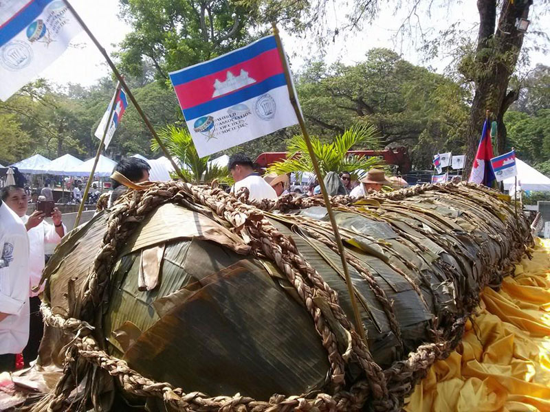 A giant traditional rice cake weighing two tons, the largest num ansorm ever made, is displayed yesterday at Angkor Wat in Siem Reap province. (Chhay Sophal)