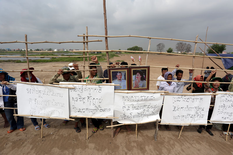 Residents of Meanchey district protest against tycoon Sok Kong after his company pumped sand into land they claim was grabbed illegally. (Siv Channa)