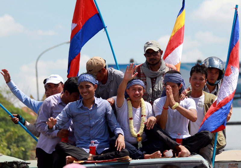 Labor leader Vorn Pao, center, waves to his supporters after being released from Prey Sar Prison's Correctional Center 1 in Phnom Penh on Friday. (Siv Channa)