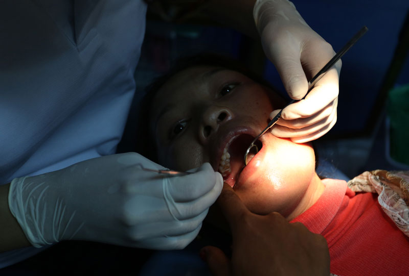 Dentist Evelin Hoedemaker checks a child’s teeth at the CHOICE Cambodia clinic in Kandal province. (Siv Channa)