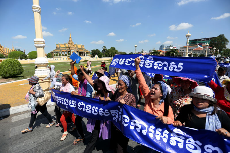 About 250 villagers from the group Land Communities for Peace take part in a march Thursday to the Anti-Corruption Unit and National Assembly in Phnom Penh. (Siv Channa)