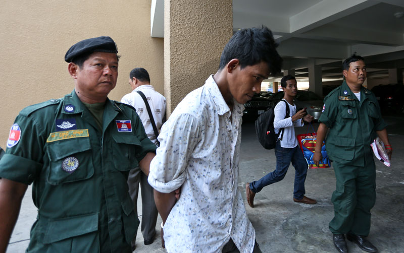 Police lead Chea Phin, the lone suspect in the murder of Dutch woman Daphna Beerdsen, to the Phnom Penh Municipal Court for questioning on Friday. (Siv Channa)