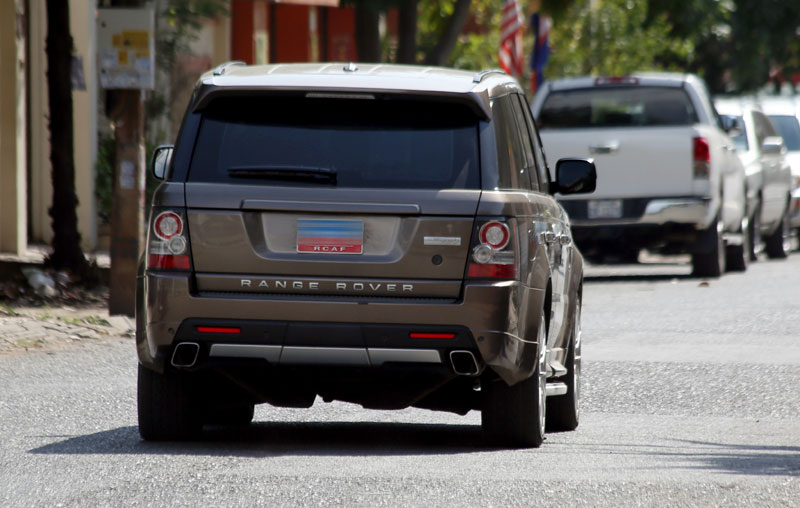 A Range Rover SUV bearing Royal Cambodian Armed Forces license plates cruises in Phnom Penh on Friday. (Siv Channa)