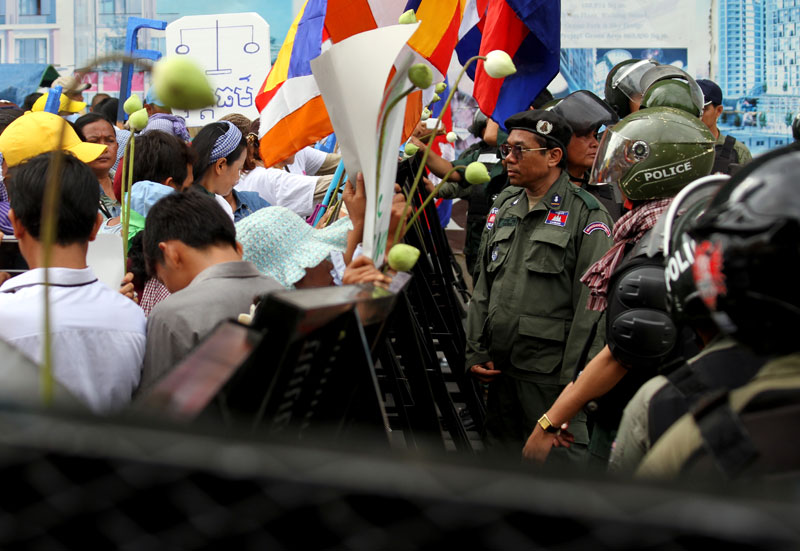 A police barricade blocks protesters from reaching Phnom Penh Municipal Court on Tuesday during the hearings of 25 men arrested during a series of garment worker protests in November and January. (Siv Channa)