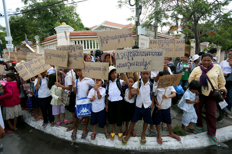 Residents from Phnom Penh and the provinces of Battambang, Banteay Meanchey and Preah Sihanouk protest outside the Asian Development Bank's offices in Phnom Penh's Daun Penh district Thursday. (Siv Channa/The Cambodia Daily)