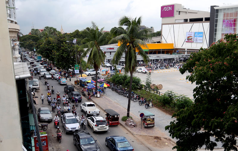 Vehicles travel past the entrance to the new Aeon Mall on Sothearos Boulevard on Wednesday. (Siv Channa/The Cambodia Daily)
