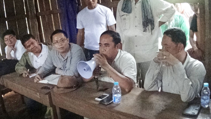 Officials from the government's working group on the Stung Chhay Areng dam address villagers Tuesday in Koh Kong province's Thma Baing district. (Sann Mala)