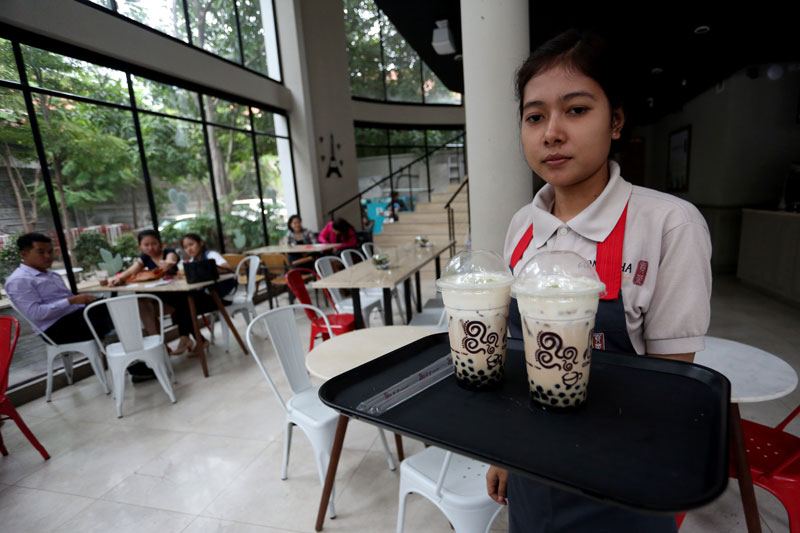 A waitress serves up bubble tea at a Gong Cha cafe in Phnom Penh. (Siv Channa/The Cambodia Daily)