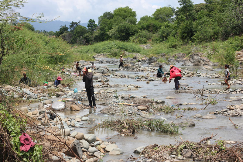 People pan for small rubies and sapphires in a brook on the outskirts of Pailin City on Monday. (Alex Willemyns/The Cambodia Daily)
