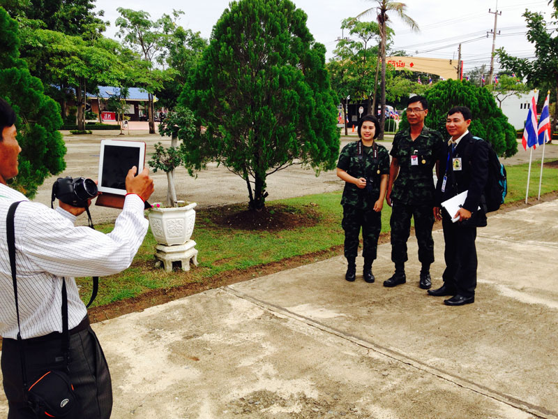 Cambodian journalists snap photographs with Thai soldiers during a press event on Friday at the Sa Kaeo military office in Thailand. (Julia Wallace/The Cambodia Daily)