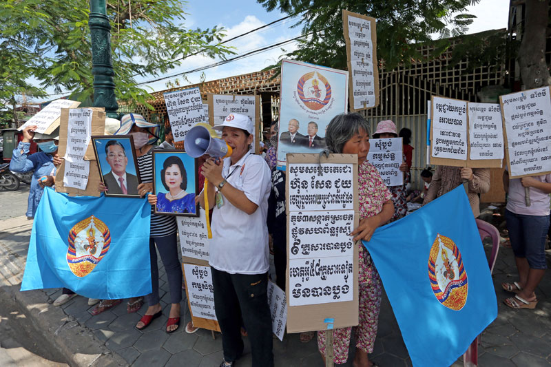 Protesting residents living along Russian Boulevard try to attract Prime Minister Hun Sen's attention as he drove past Tuesday morning. (Siv Channa/The Cambodia Daily)