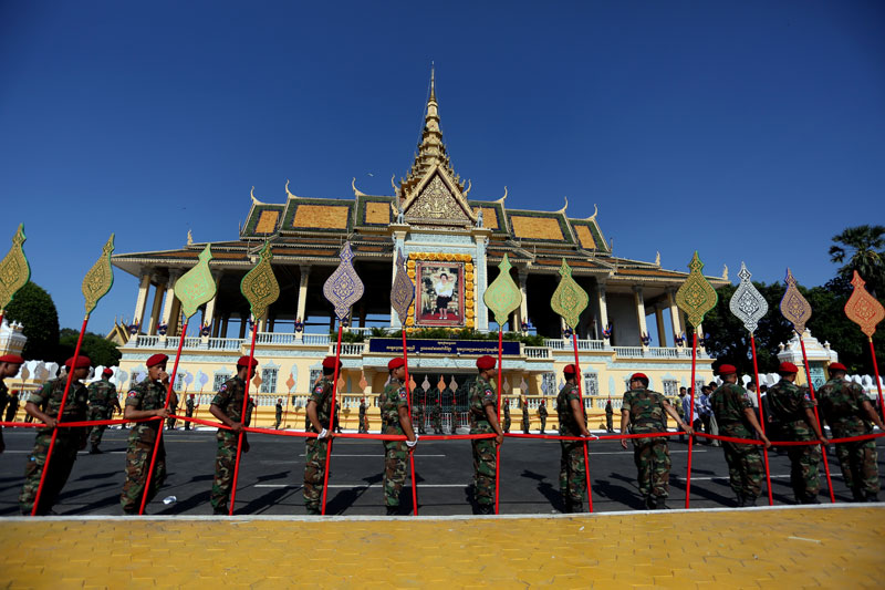 Soldiers rehearse Thursday outside the Royal Palace in Phnom Penh for next week's ceremony to inter the ashes of the late King Father Norodom Sihanouk. (Siv Channa/The Cambodia Daily)